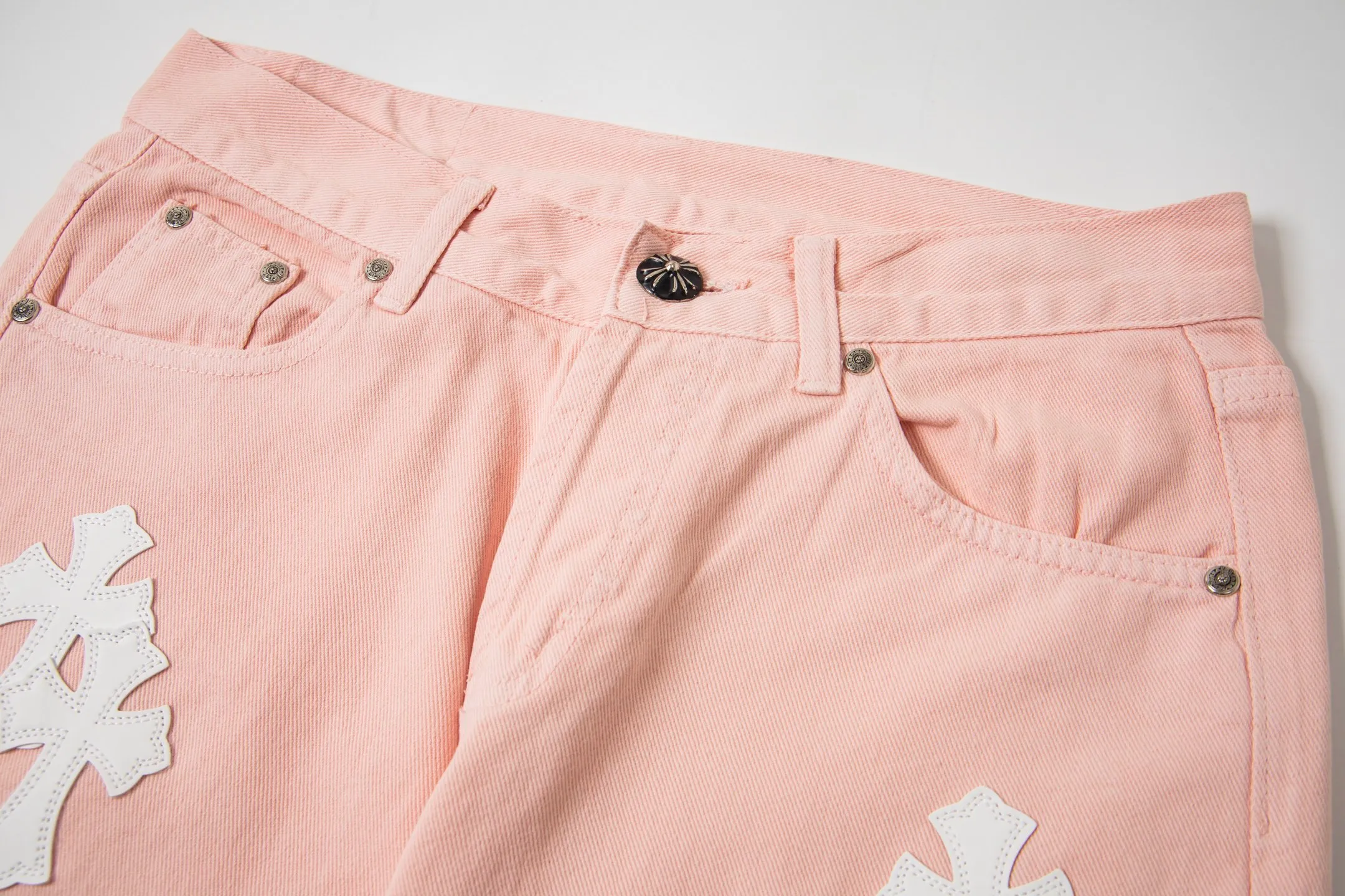 P270 💰 (Top version) Chrome hearts | CH Chrome hearts limited edition cherry blossom pink leather jeans for girls. Charming dopamine personality jeans. Indispensable for fashionistas. The same style for celebrities. A model touted by many bloggers. This new pair of pants is perfect both in shape and upper body. It is no exaggeration to say that making a pair of jeans is equivalent to making 20 pieces of short-sleeves. The fabric is made of high-quality imported denim. It has a unique high-end texture. I am very satisfied with it after washing and proofing several times. Color: Sakura pink Size: 28-30-32-34 (corresponds to S-M-L-XL)